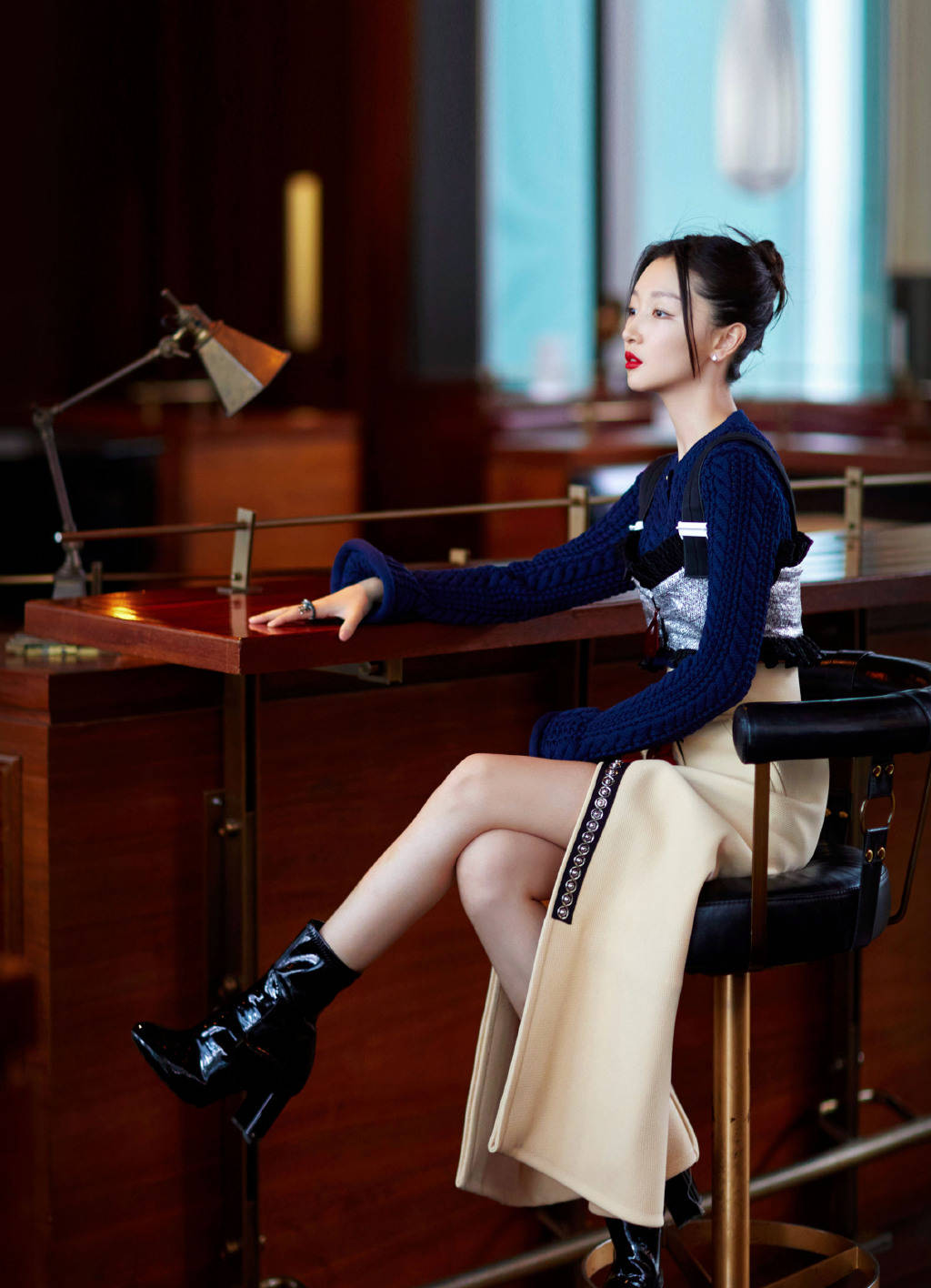 周冬雨最新红毯造型写真美图曝光 穿开衩裙秀美腿_高清图集_新浪网