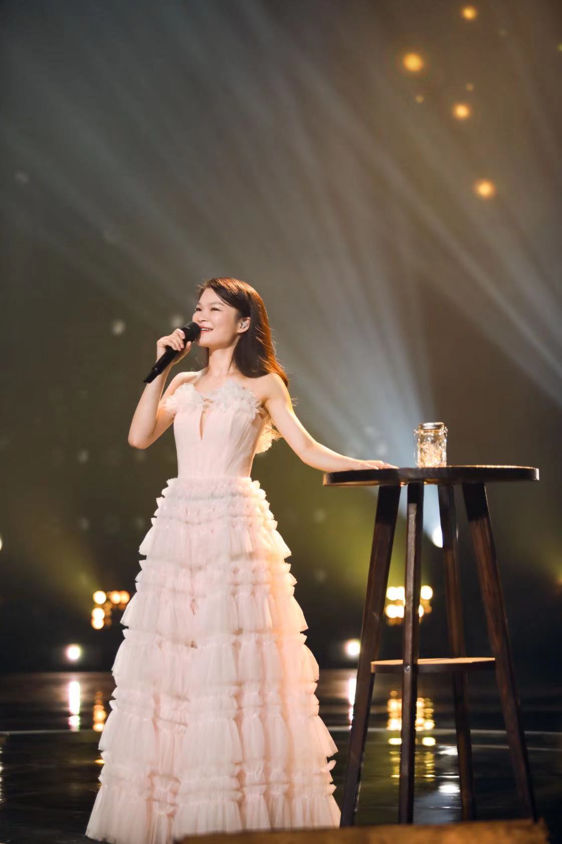 苏运莹新歌萤火舞台live首秀粉色仙裙现身