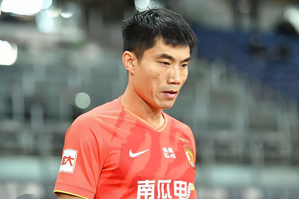 中国足球的天花板郑智出席广州体育学院毕业典礼以老师身份发言