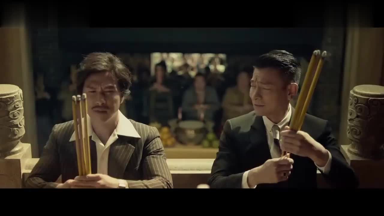 追龙雷洛真够仗义,承诺给跛豪分一半天下竟然真的分毫不差