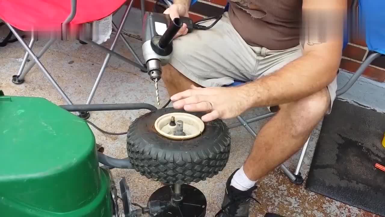 小伙在轮胎上用电钻打孔想干啥?太实用了,看完我也试试