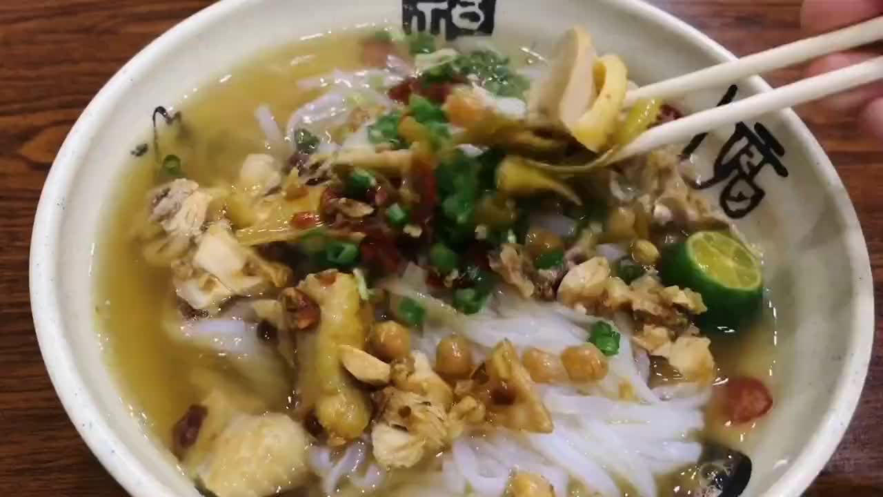 南宁一家味道不错的龙州鸡肉粉,10元一大碗,原滋原味