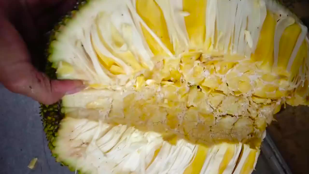 大叔街边卖菠萝蜜一刀下去徒手剥开看着太过瘾了
