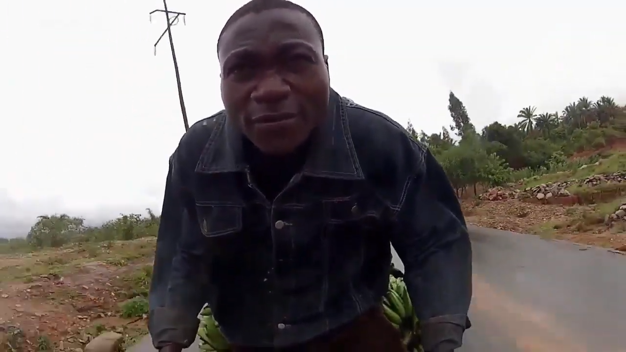 非洲黑人小伙骑中国自行车玩命 时速70公里运送400斤香蕉