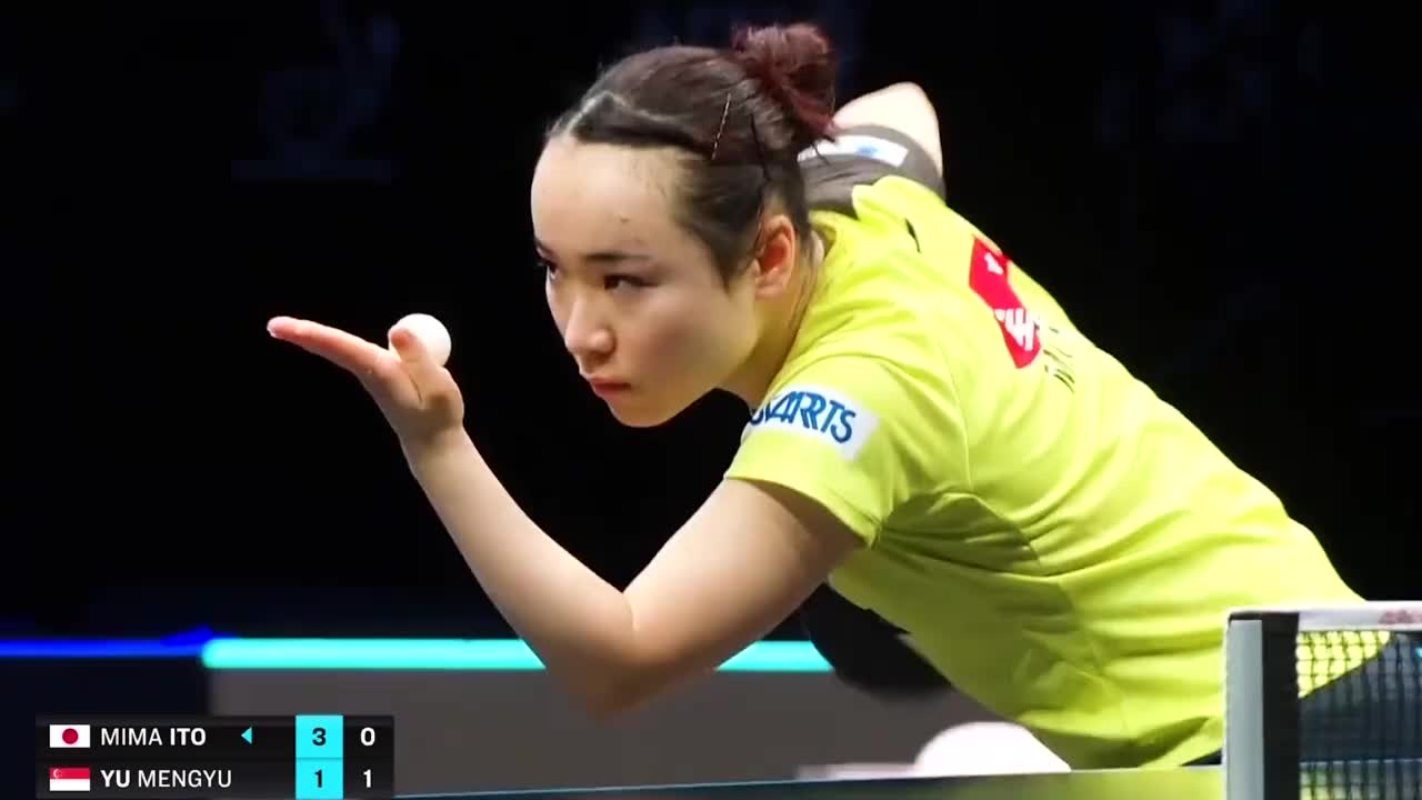 伊藤美诚诡异时刻接连发球失误将球拍甩飞3米对手吓了一跳