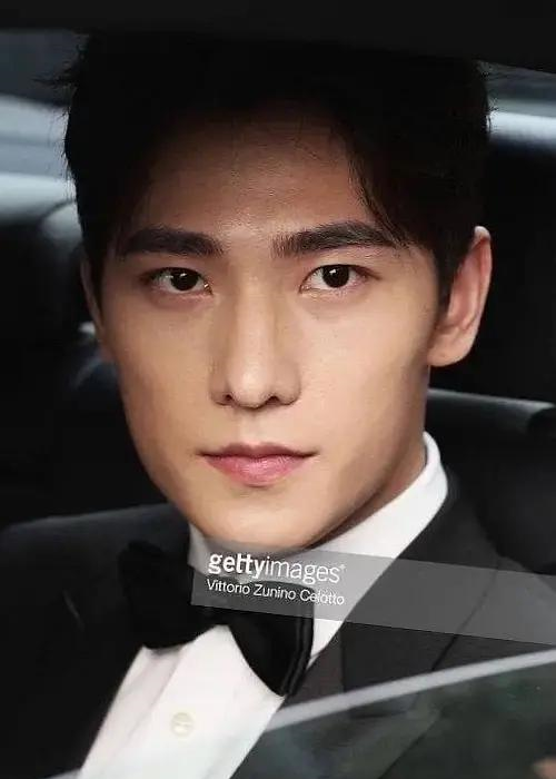 明星近距离生图,严宽眉骨太优越了,倪妮皮肤怼这么近看还是很好