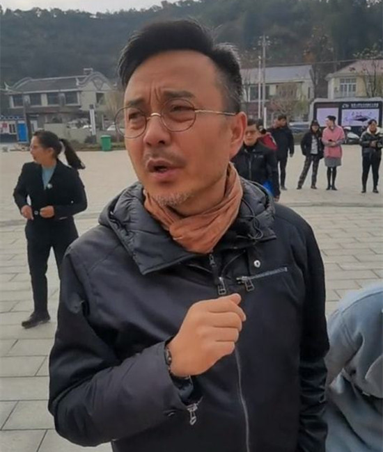 湖南卫视主持人汪涵近照曝光,两鬓斑白显苍老,网友直呼认不出|近照曝