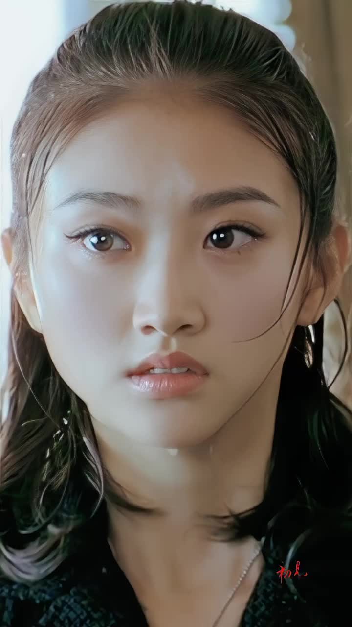 景甜最初的笑容超纯真，盛世美颜加持，不愧被赞最美颜值女神