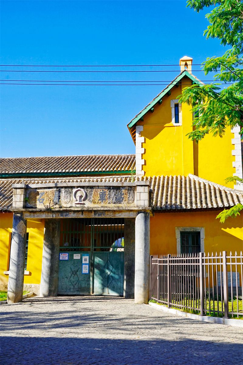 (石屏火车站 普秋屏 摄)来这里一定要体验浪漫清新的米轨小火车在石屏