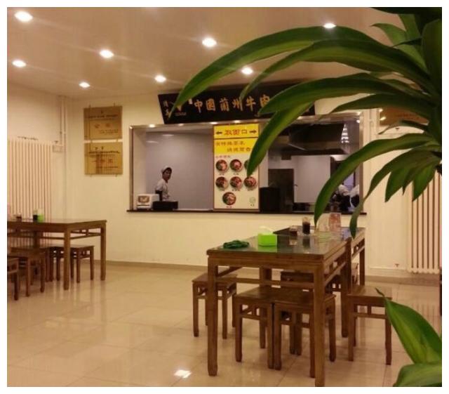 行行出状元,关晓珊在妹妹的光环外经营着自己的拉面店,却也将面馆经营