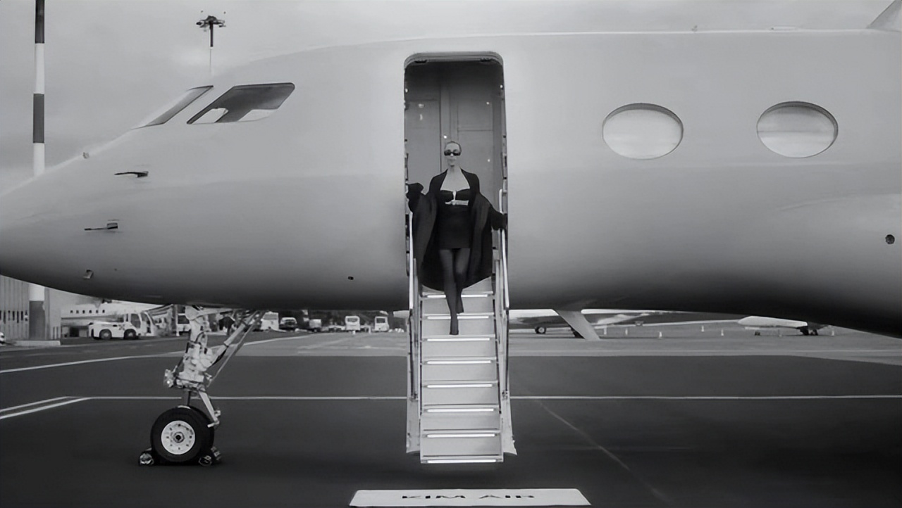 成都借卵自怀（分手后亮相米兰时装周！42岁卡戴珊秀漏斗身材，被侃爷骂拍成人片）