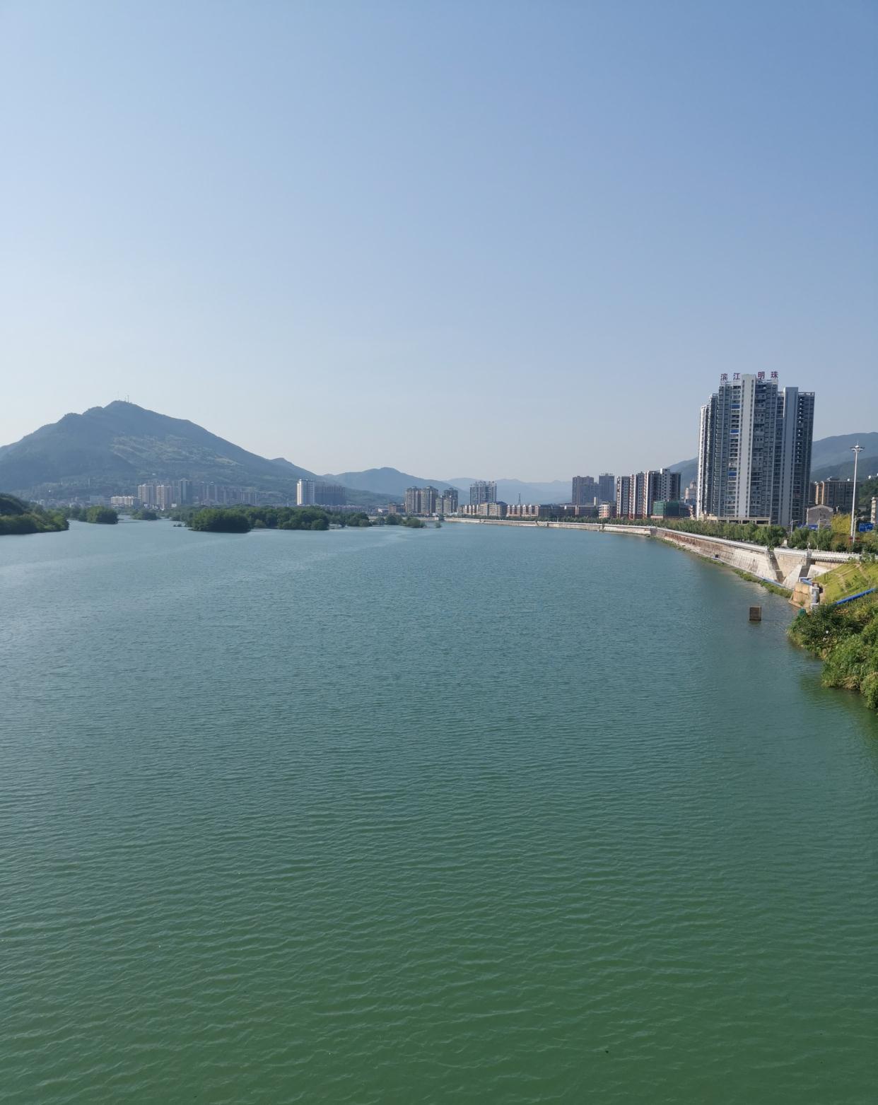 在河边,高楼因河而生景,河因高楼而更秀…泷水河大桥静静地卧在江上