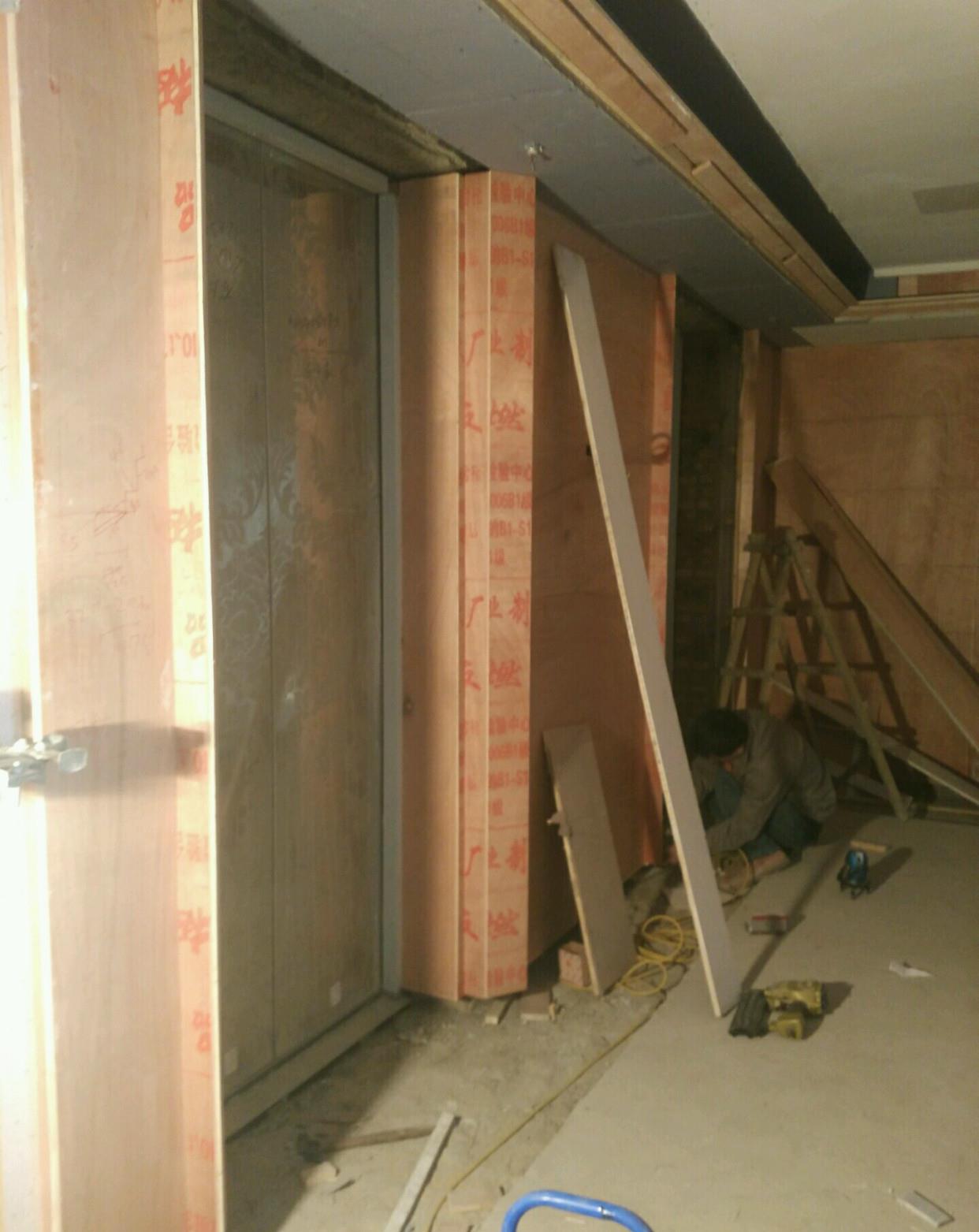 以上是在毛胚墙的基础上做了木饰面的基层,基层主要是方便木饰面安装