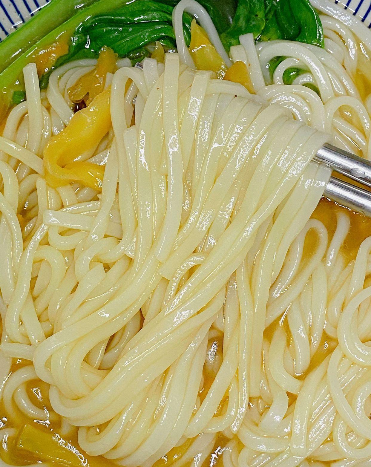 一人食简简单单的一碗榨菜清汤面