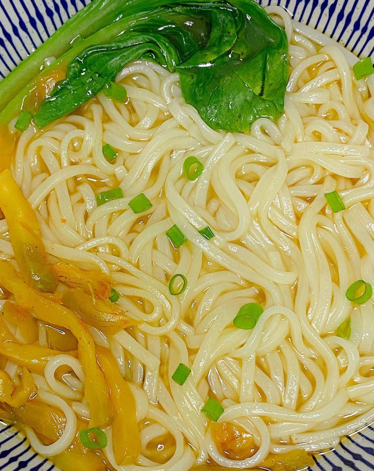一人食简简单单的一碗榨菜清汤面
