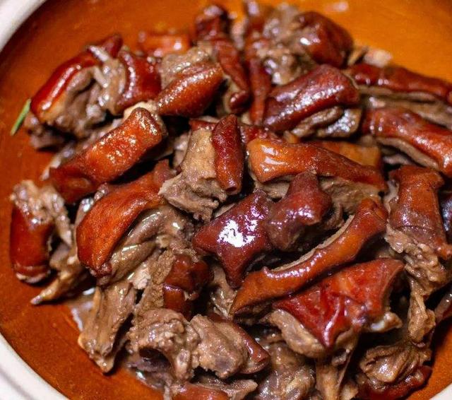 玉林小伙由于被狗咬过一口于是他专门去店铺咬一万口报仇