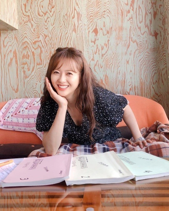 韩国女艺人高雅拉sns发照提醒粉丝准时收看新剧