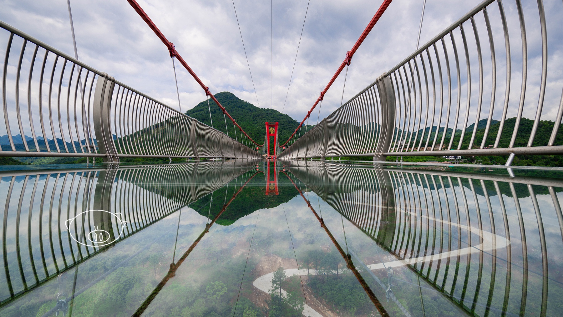 清远登峰造吉传祺见证传奇世界上最长的玻璃桥