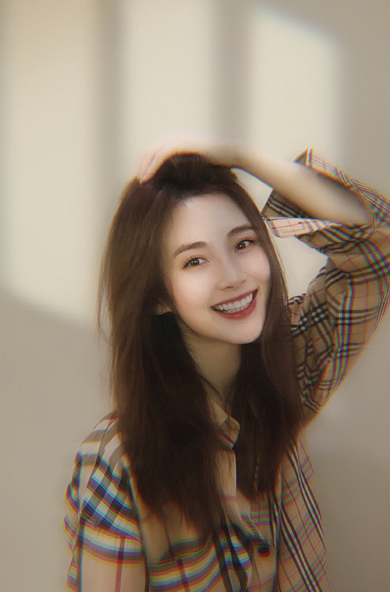 路晨格子衬衫时尚俏皮,美丽可爱!