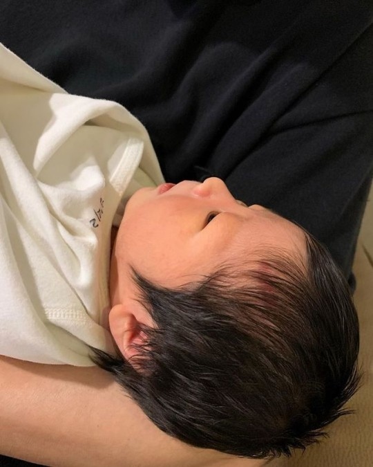 杨美拉报告第一个孩子出生后近况 出生4天后已经是完美发型?