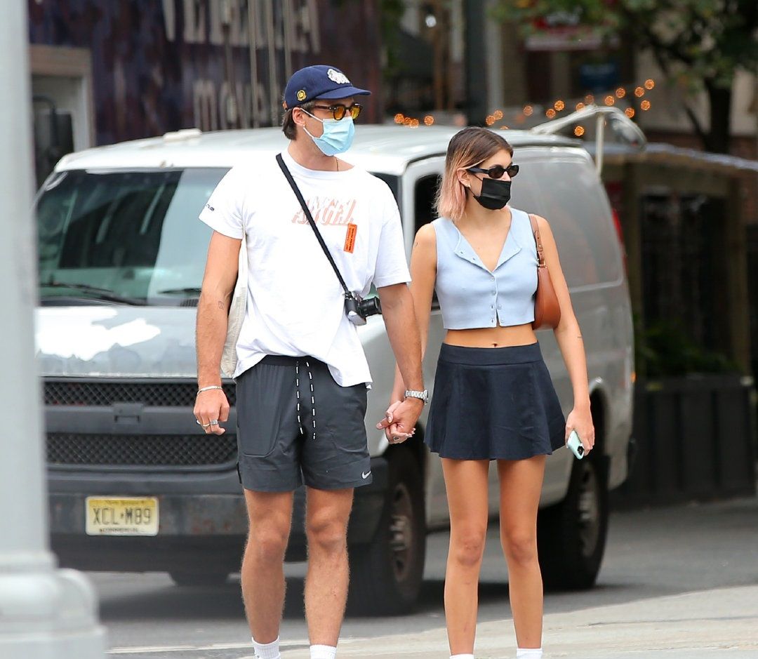 凯雅·杰柏穿黑色短裙和男友手牵手秀恩爱,尽显青春活力之美