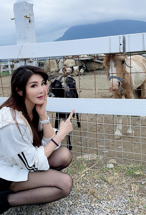 52岁杨丽菁近照曝光身材完美气质迷人