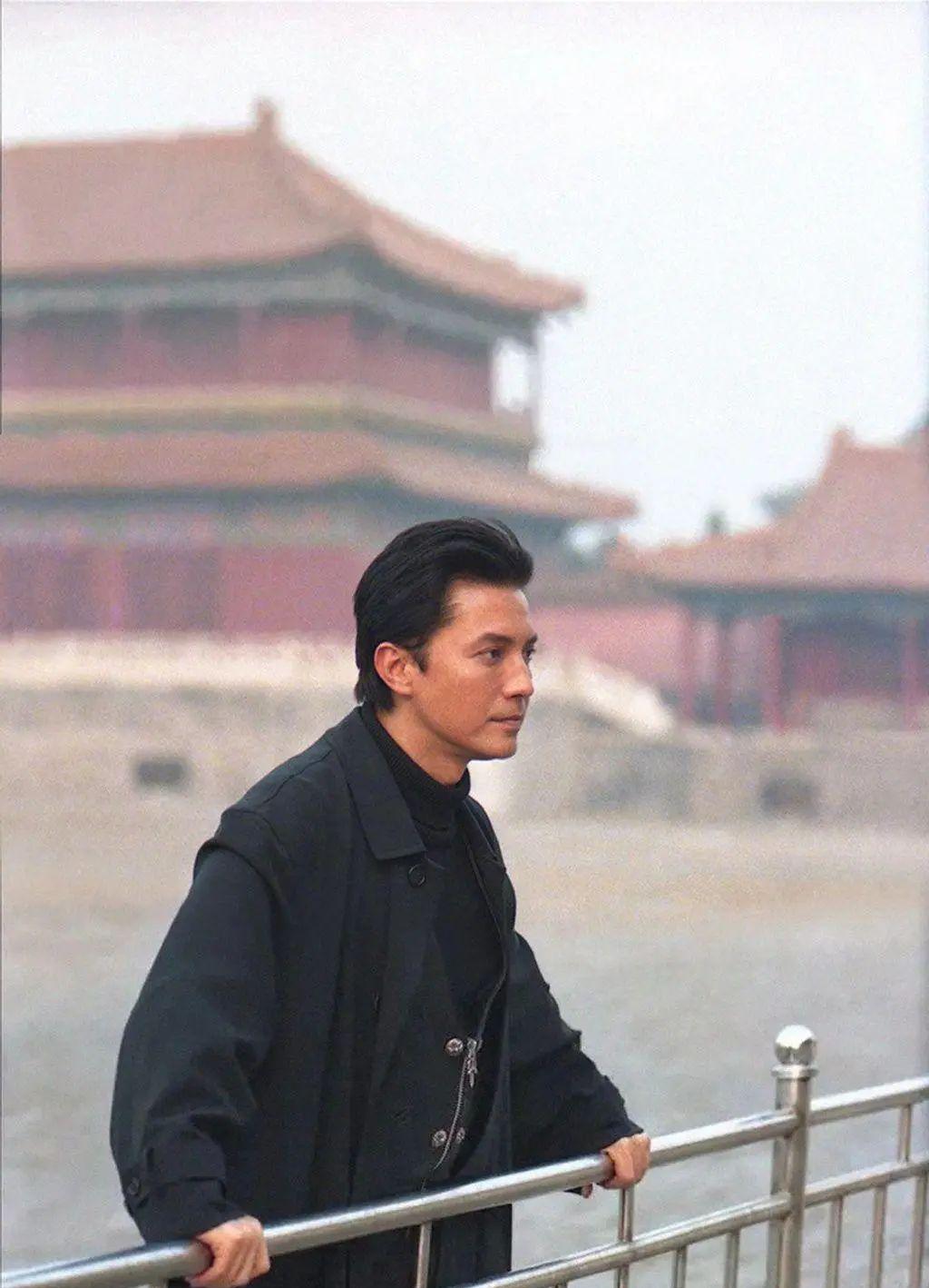 尊龙不愧是"亚洲第一美男",长款黑色大衣加身,尽显贵族气质