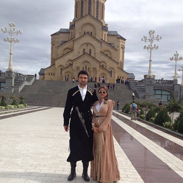 被中国球迷痛恨的他,老婆却好看到不行!