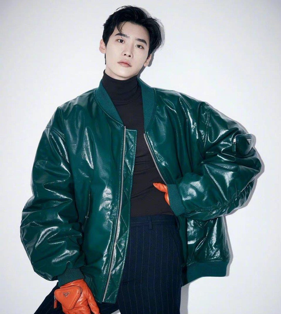 李钟硕个人ig更新,干净利落的黑色短发好帅,帅哥快去拍新剧