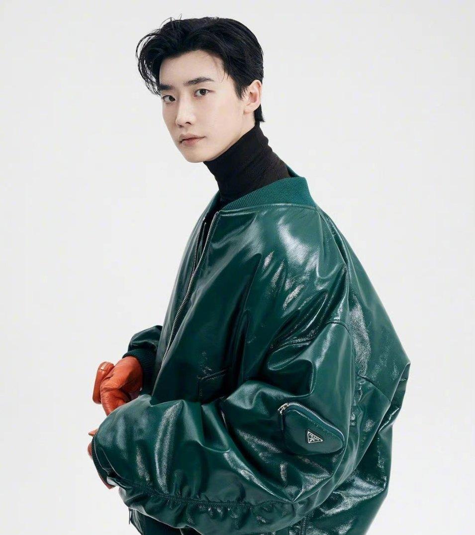 李钟硕个人ig更新,干净利落的黑色短发好帅,帅哥快去拍新剧