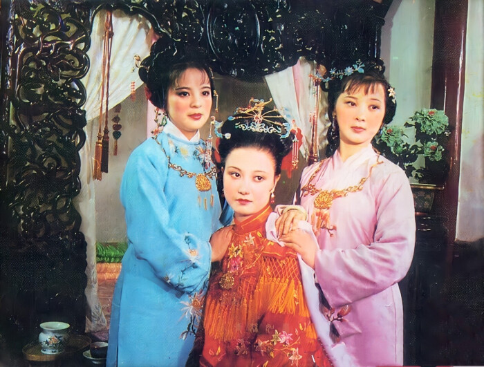 红楼梦三春姐妹中探春就像是红玫瑰另外两个像陪衬