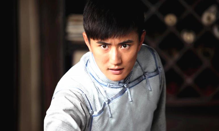 40岁知名童星叶静近照曝光满头长白发染黑剪短重拾昔日帅气