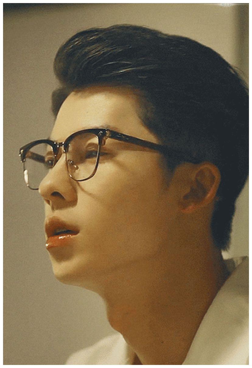 王一博上热搜,喉咙也是粉丝的迷恋之一,肖战也有满满的男魅喉结