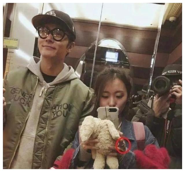 大家一起出游时,毕滢拉着张丹峰女儿的手,他们仨看起来更像是一家人而