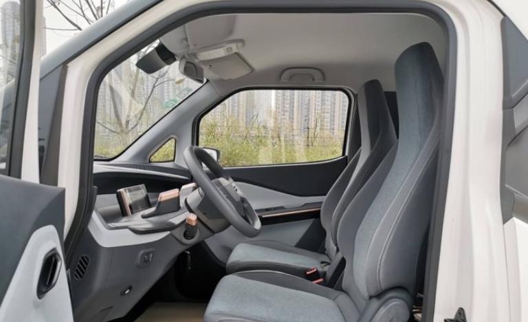 宝骏e200的整体设计也十分不错,内饰的设计感属于简洁的类型,功能齐全