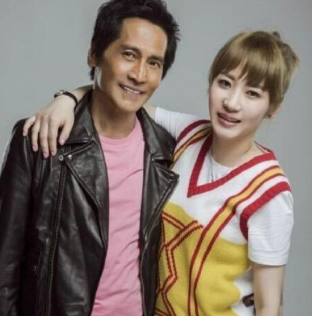 61岁齐秦近况曝光结婚10年展现柔情父爱被赞宠妻好男人