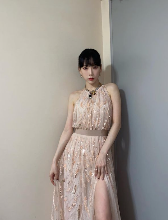 少女时代金泰妍晒照穿露肩礼服裙闪闪亮