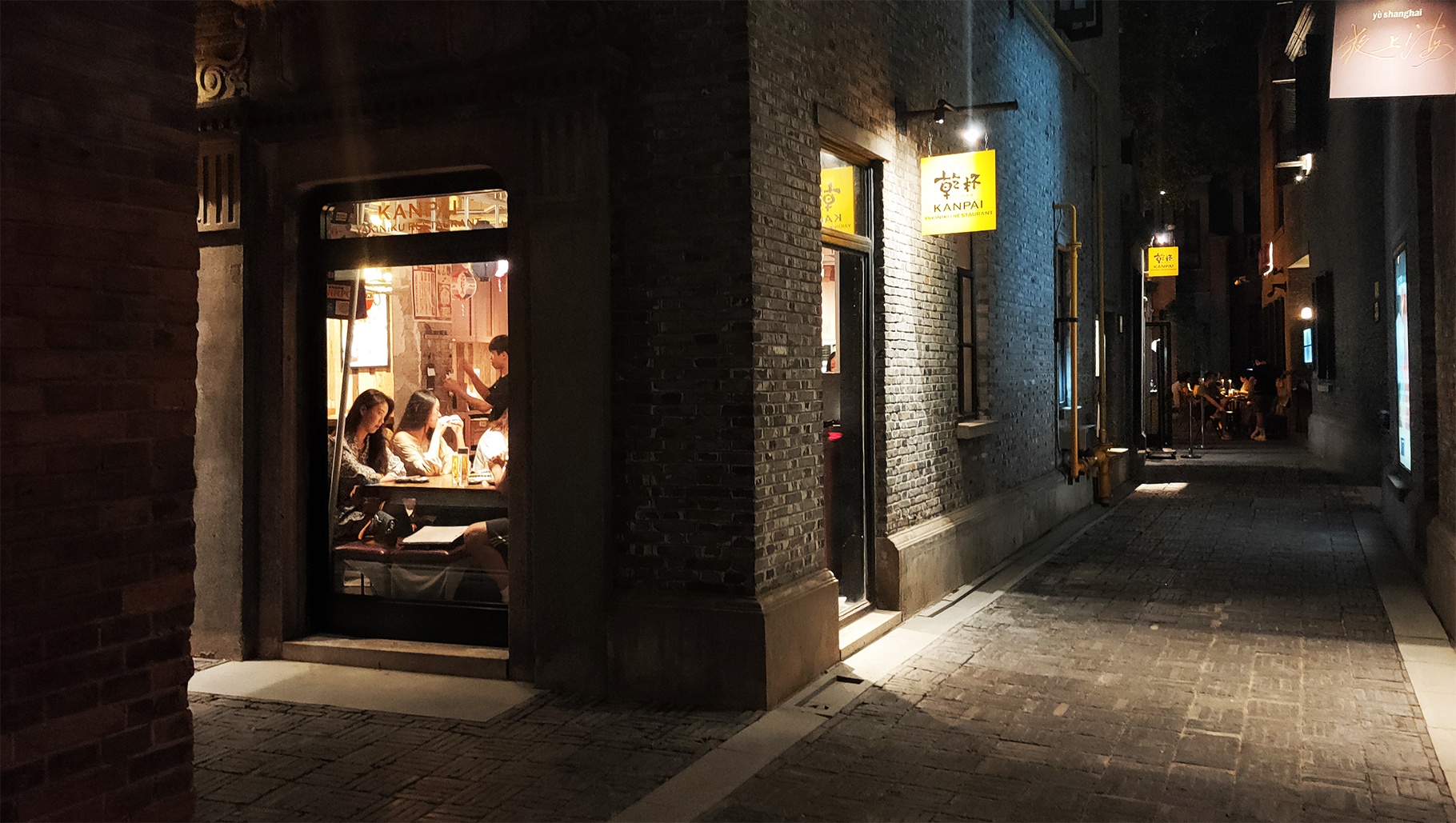 夜上海名不虚传 新天地北里广场 异国风情游客如潮