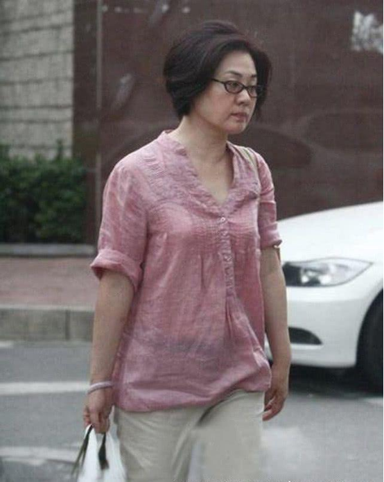 丛珊真有大女人的气度红配紫这么俗的配色穿她身上却不土