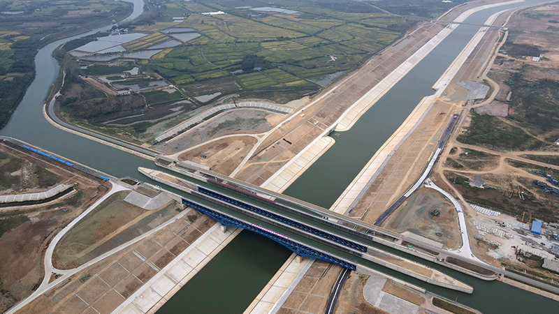 无人机带你鸟瞰世界单跨最大"水上立交"|运河|淠河|干渠_新浪新闻