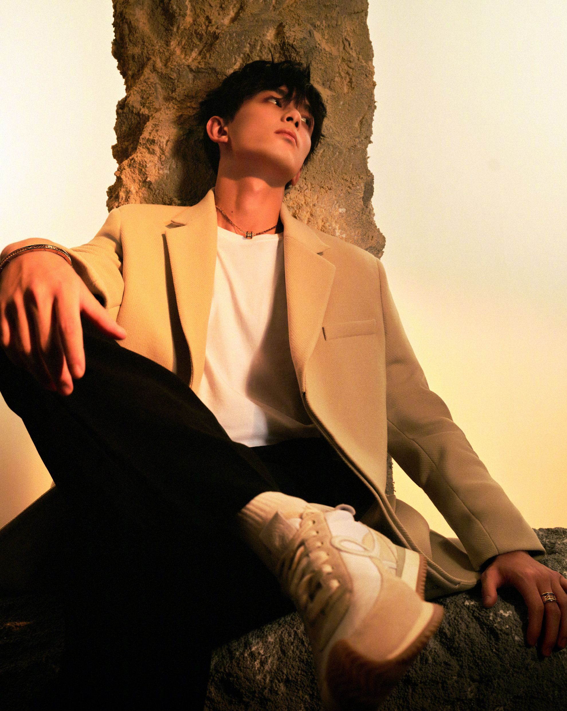 吴磊与爱犬小北合拍写真,三石弟弟穿深v尽显好身材,氛围感十足