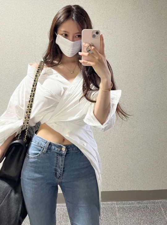 韩国女艺人孝敏sns发照 露香肩细腰秀身材|身材|韩国女艺人|蛮腰_新浪