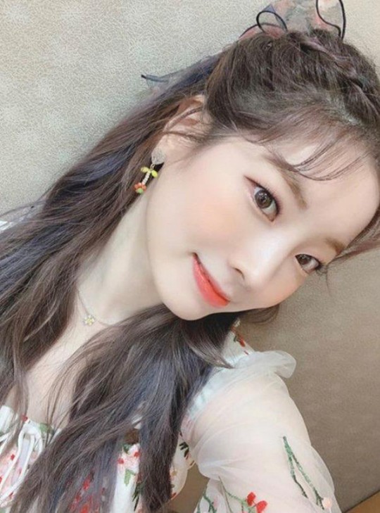 韩国女团twice成员金多贤今天下午在sns发布自拍照庆祝twice在mnet