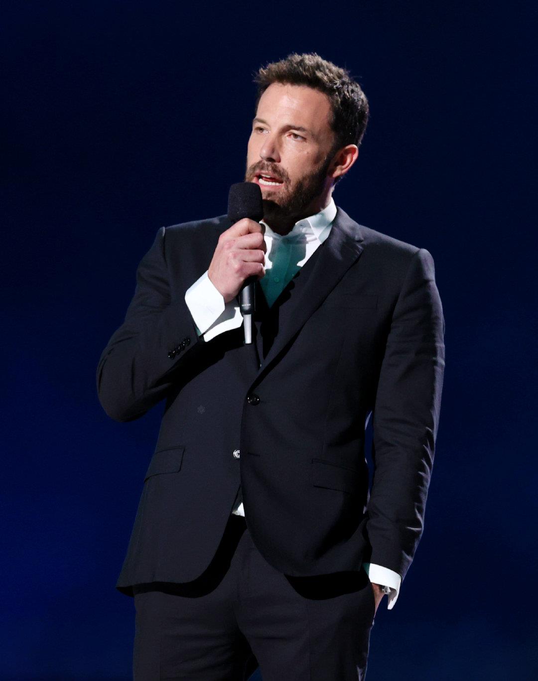 在演唱会上,本·阿弗莱克西装革履,使他整个人看起来十分笔挺,尽情的