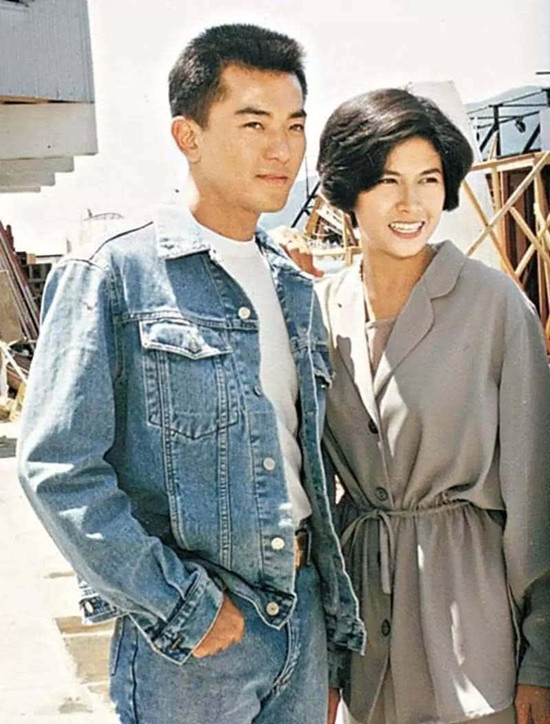 郑伊健1990年开始参与戏剧演出,并因拍摄电视剧《燃烧岁月》与当家