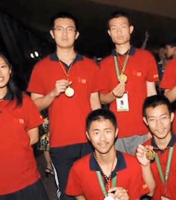 北大数学大神手提馒头矿泉水接受采访走红网络，网友：“韦神”休闲区蓝鸢梦想 - Www.slyday.coM