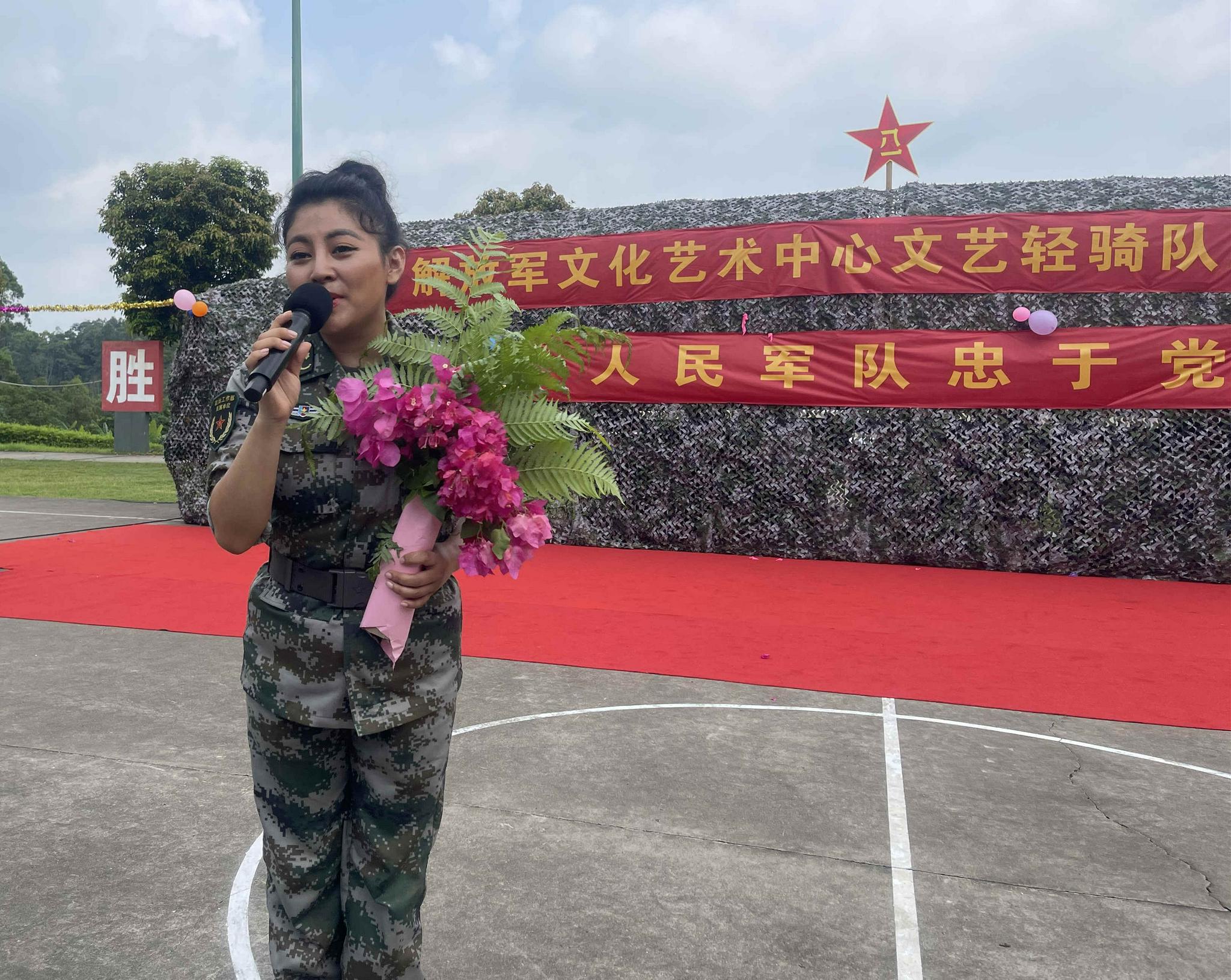 文艺女兵阿鲁阿卓大道同行唱响中国梦