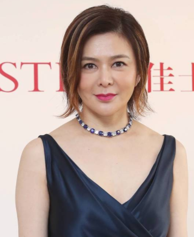 59岁关之琳近况曝光爬山被偶遇一脸冻龄身材完美状态超好