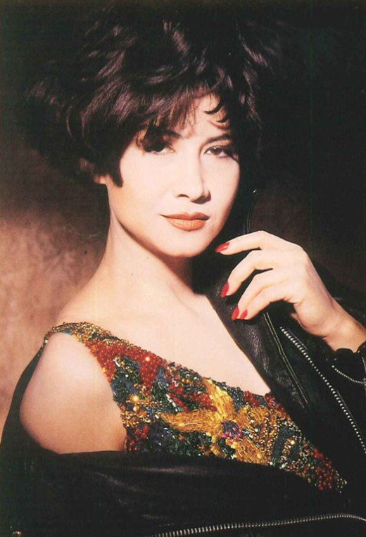 一代歌后甄妮近照曝光,淡出歌坛多年过着隐居生活,67岁长这样