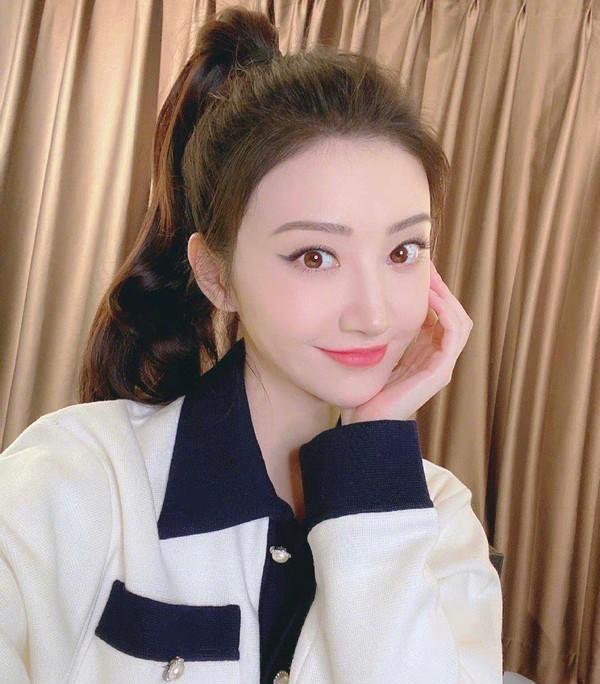 景甜真不像过了30的人高扎马尾跟少女一个样肤色白皙好晃眼